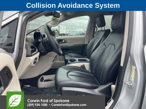 Used 2024 Chrysler Pacifica Touring-L image 2