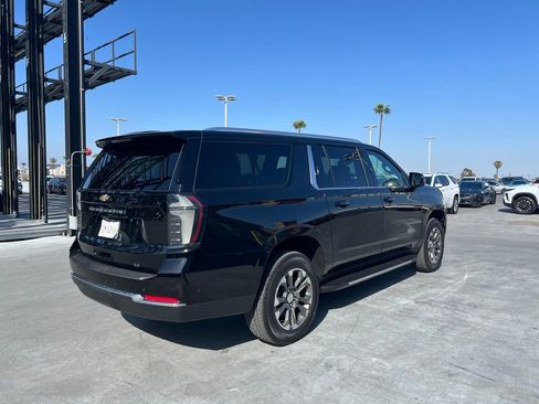 Used 2026 Chevrolet Suburban LT w/ Comfort Package RWD image 5