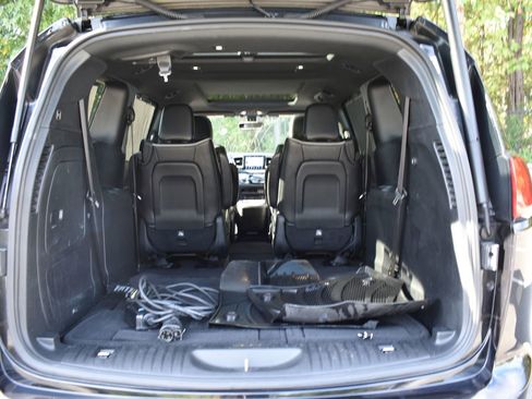 Used 2019 Chrysler Pacifica Limited w/ S Appearance Package image 22