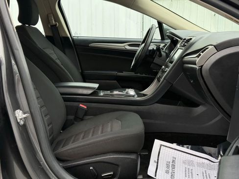 Used 2018 Ford Fusion SE w/ Fusion SE Technology Package image 17