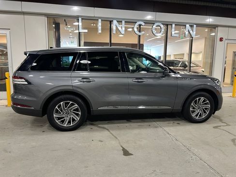 Used 2023 Lincoln Aviator AWD image 2