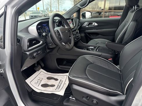 New 2026 Chrysler Pacifica Limited image 46