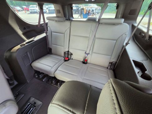 Used 2024 Chevrolet Suburban Z71 w/ Luxury Package AWD/4WD image 12