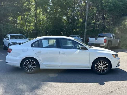 Used 2017 Volkswagen Jetta Sport w/ Jetta Sport Lighting Package FWD image 3
