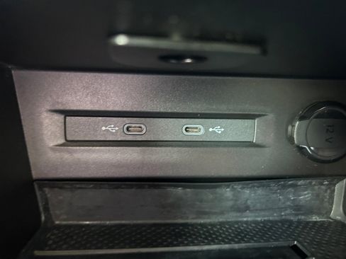Used 2025 Volkswagen Taos SE FWD image 18
