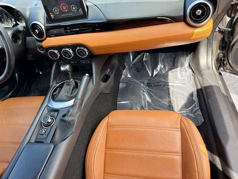 Used 2019 FIAT 124 Spider Lusso w/ Navigation & Sound Group RWD image 17