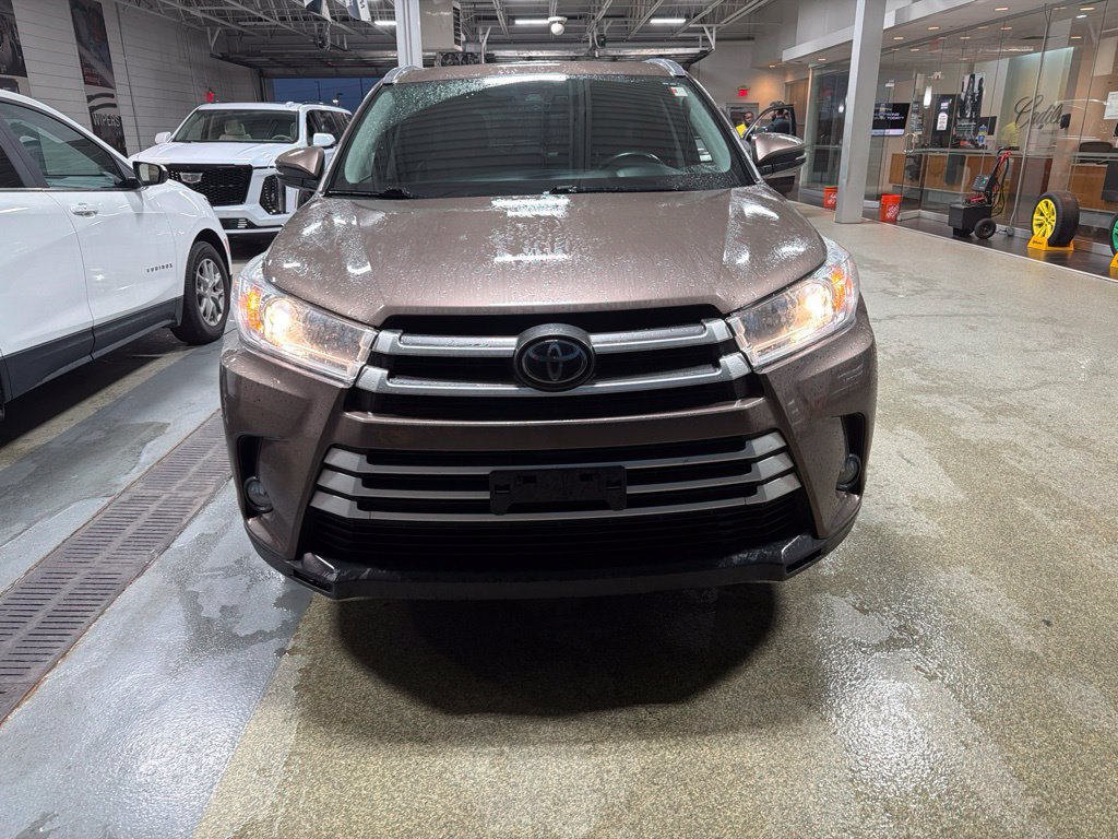 Used 2017 Toyota Highlander XLE AWD/4WD image 6