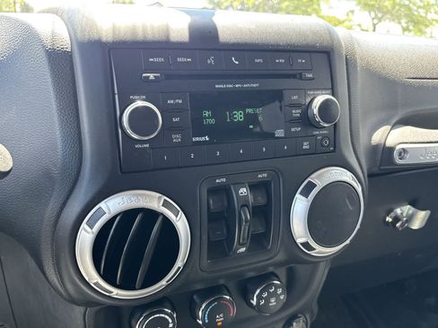 Used 2014 Jeep Wrangler Unlimited Rubicon w/ Connectivity Group AWD/4WD image 20