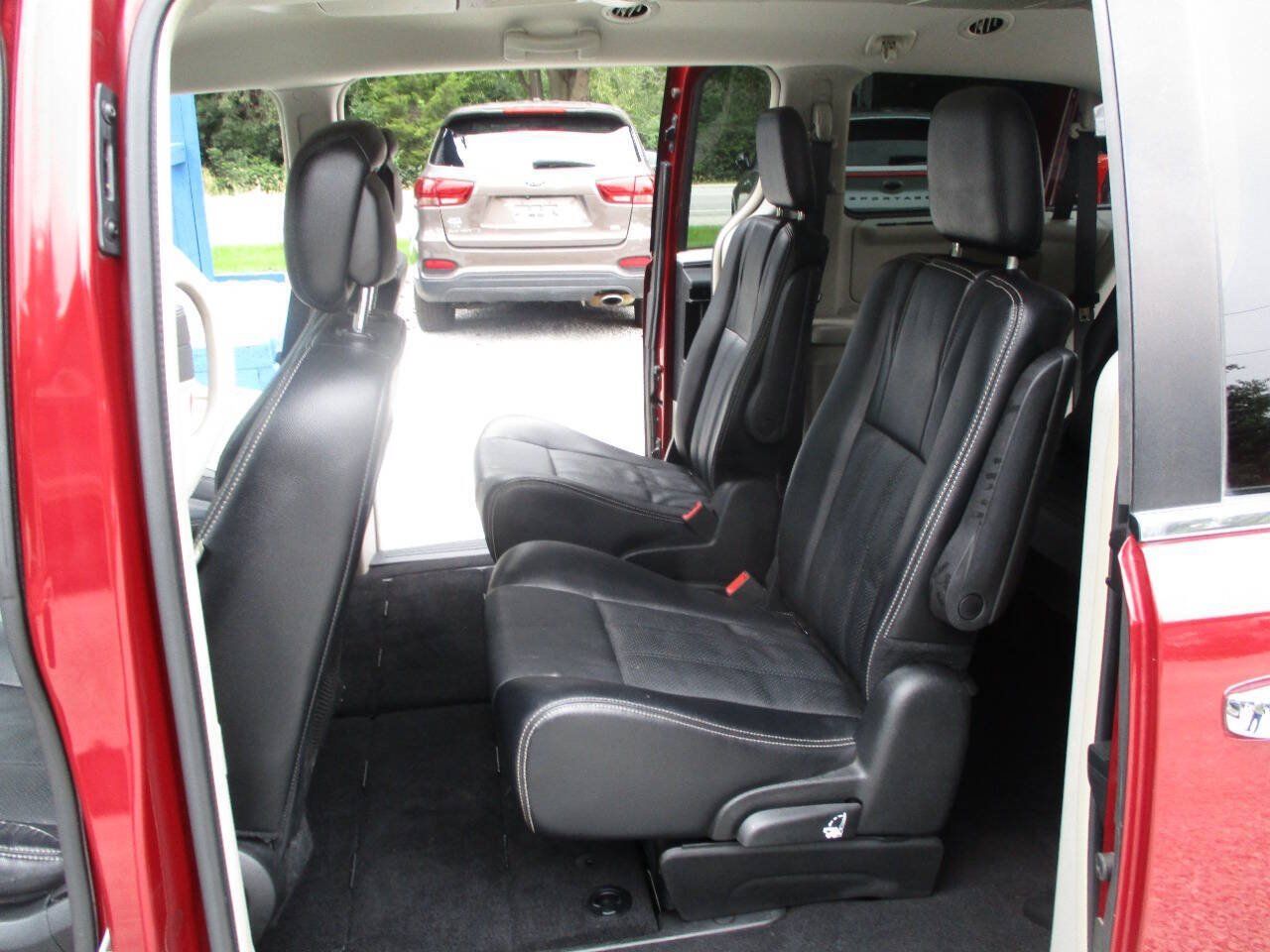 Used 2015 Chrysler Town & Country Touring-L w/ Driver Convenience Group FWD image 27