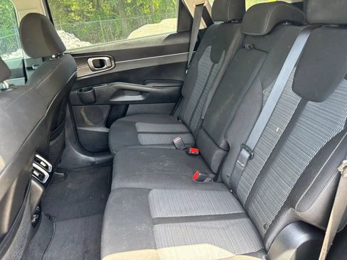 Used 2021 Kia Sorento LX AWD/4WD image 13