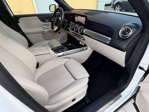 Used 2025 Mercedes-Benz GLB 250 4MATIC w/ Exclusive Package image 18