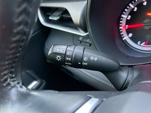 Used 2021 Toyota Highlander LE FWD image 21