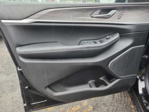 New 2025 Jeep Grand Cherokee Limited w/ Luxury Tech Group II image 8