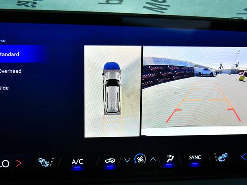 Used 2024 Chevrolet Traverse LT image 19