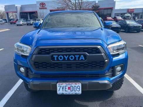 Used 2017 Toyota Tacoma TRD Off-Road image 2