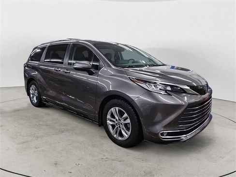 Used 2022 Toyota Sienna Limited image 7