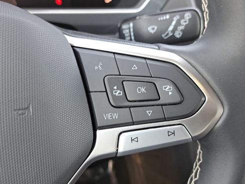 Used 2023 Volkswagen Tiguan SE R-Line FWD image 18