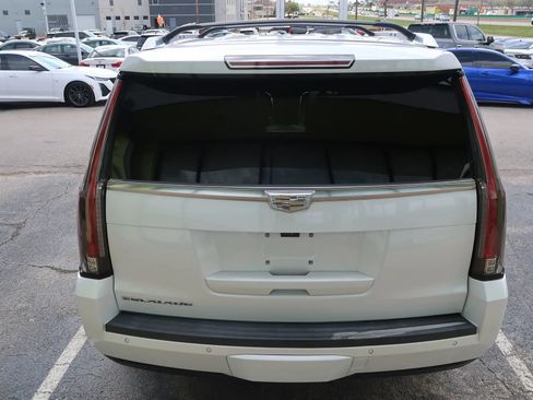 Used 2017 Cadillac Escalade Platinum AWD/4WD image 10