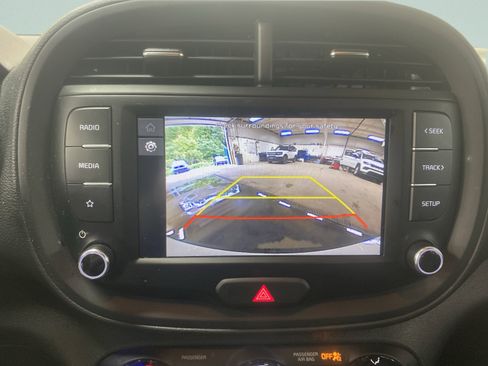 Used 2025 Kia Soul LX w/ LX Technology Package FWD image 23
