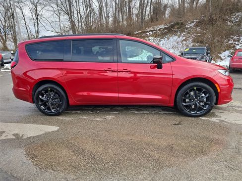 New 2026 Chrysler Pacifica Select w/ S Appearance Package image 3