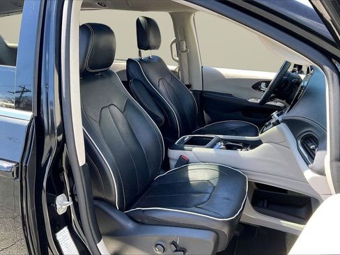 Used 2023 Chrysler Pacifica Limited image 25