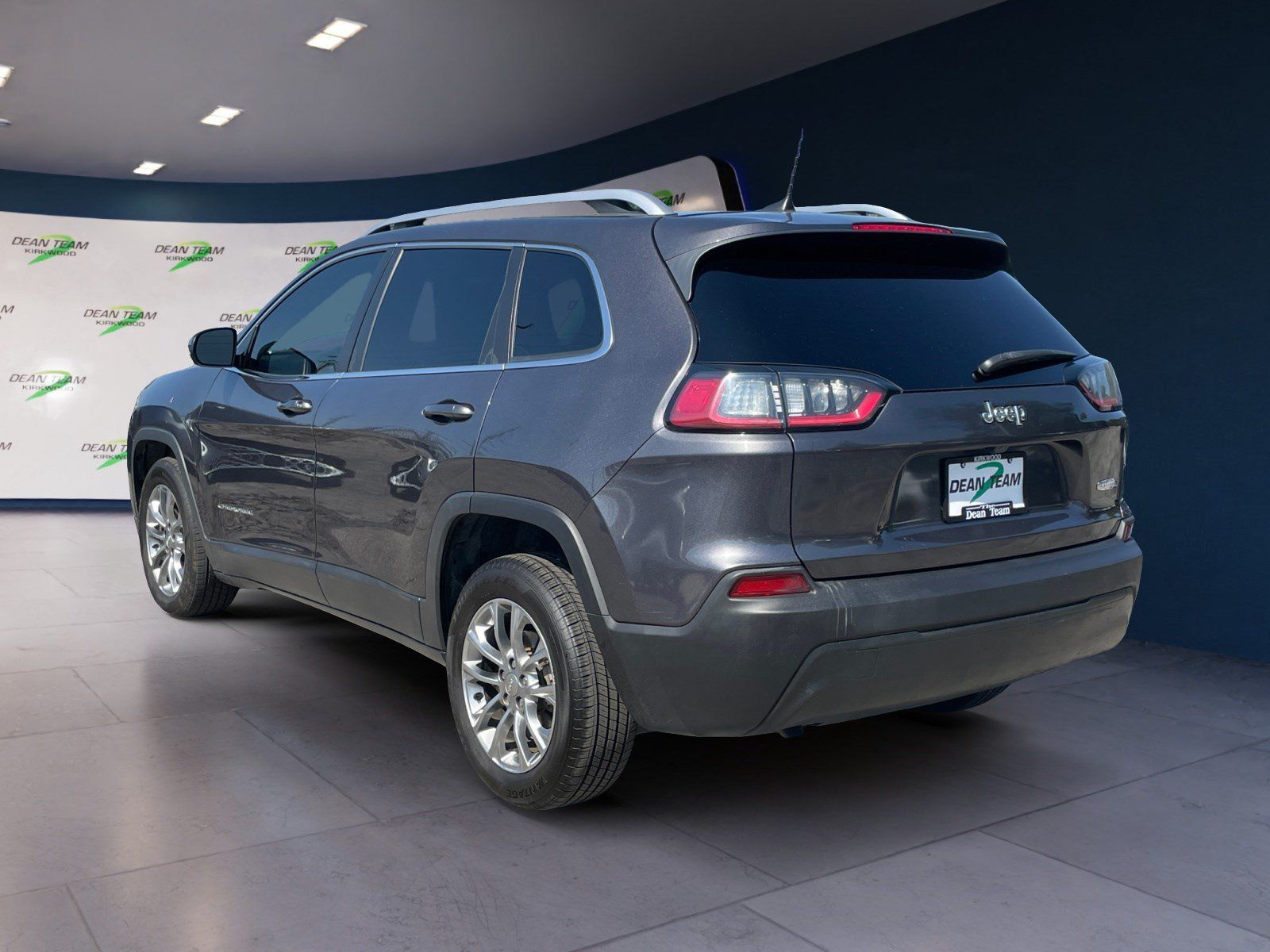Used 2019 Jeep Cherokee Latitude Plus w/ Comfort/Convenience Group FWD image 4