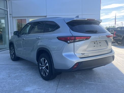 Used 2023 Toyota Highlander XLE AWD/4WD image 5