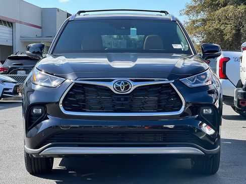 New 2025 Toyota Highlander Platinum image 11