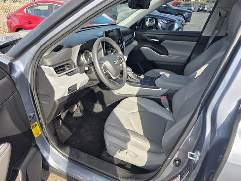 Used 2022 Toyota Highlander XLE image 23