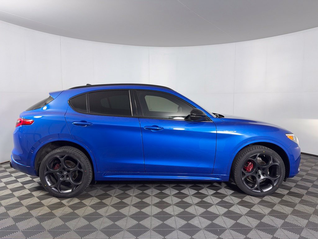 Used 2023 Alfa Romeo Stelvio Veloce AWD/4WD image 5
