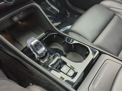 Used 2024 Volvo XC40 B5 Plus image 19