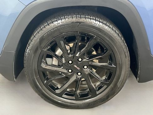 Used 2024 GMC Terrain SLE w/ Driver Convenience Package FWD image 28