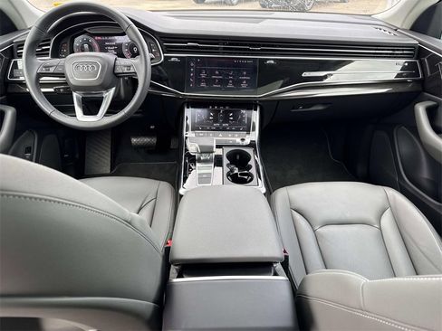 Used 2025 Audi Q8 Premium image 22