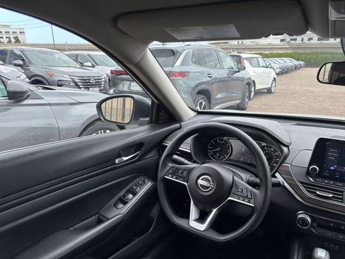Used 2025 Nissan Altima 2.5 SV FWD image 33