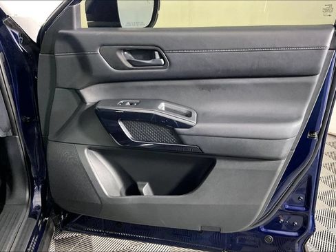 Used 2025 Nissan Pathfinder SV FWD image 22