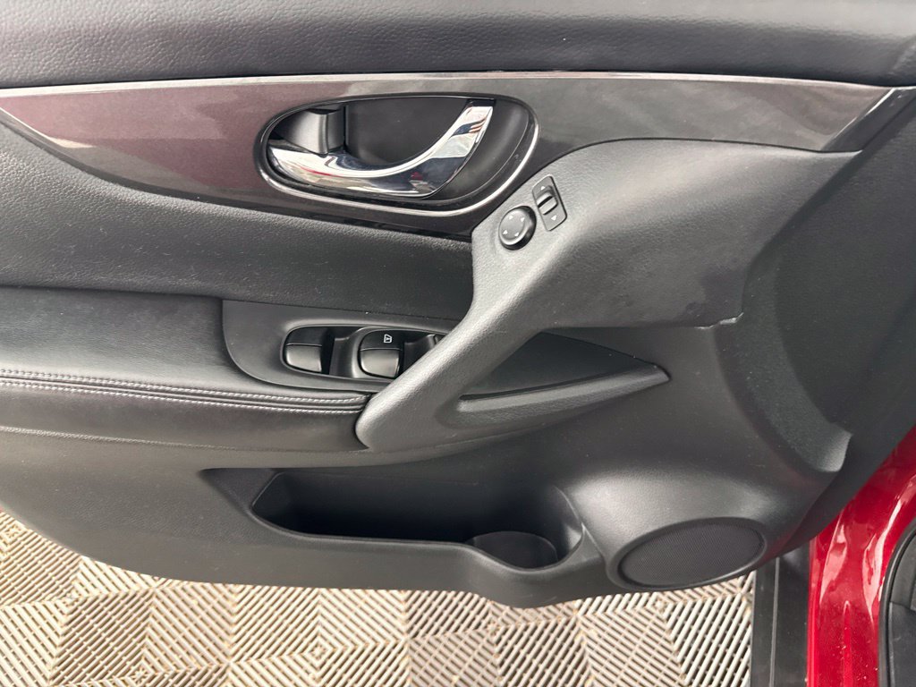 Used 2017 Nissan Rogue SV FWD image 20
