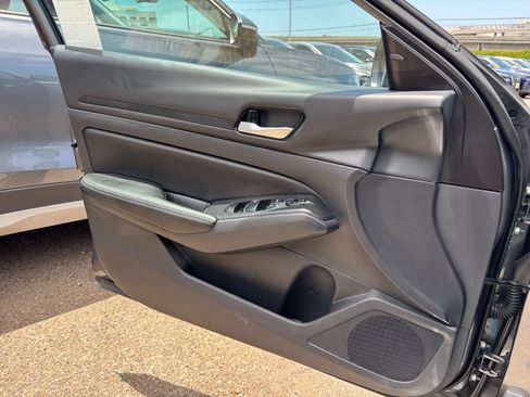 Used 2025 Nissan Altima 2.5 SV FWD image 18