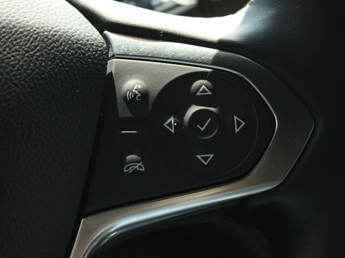 Used 2023 Chevrolet Traverse LT FWD image 35
