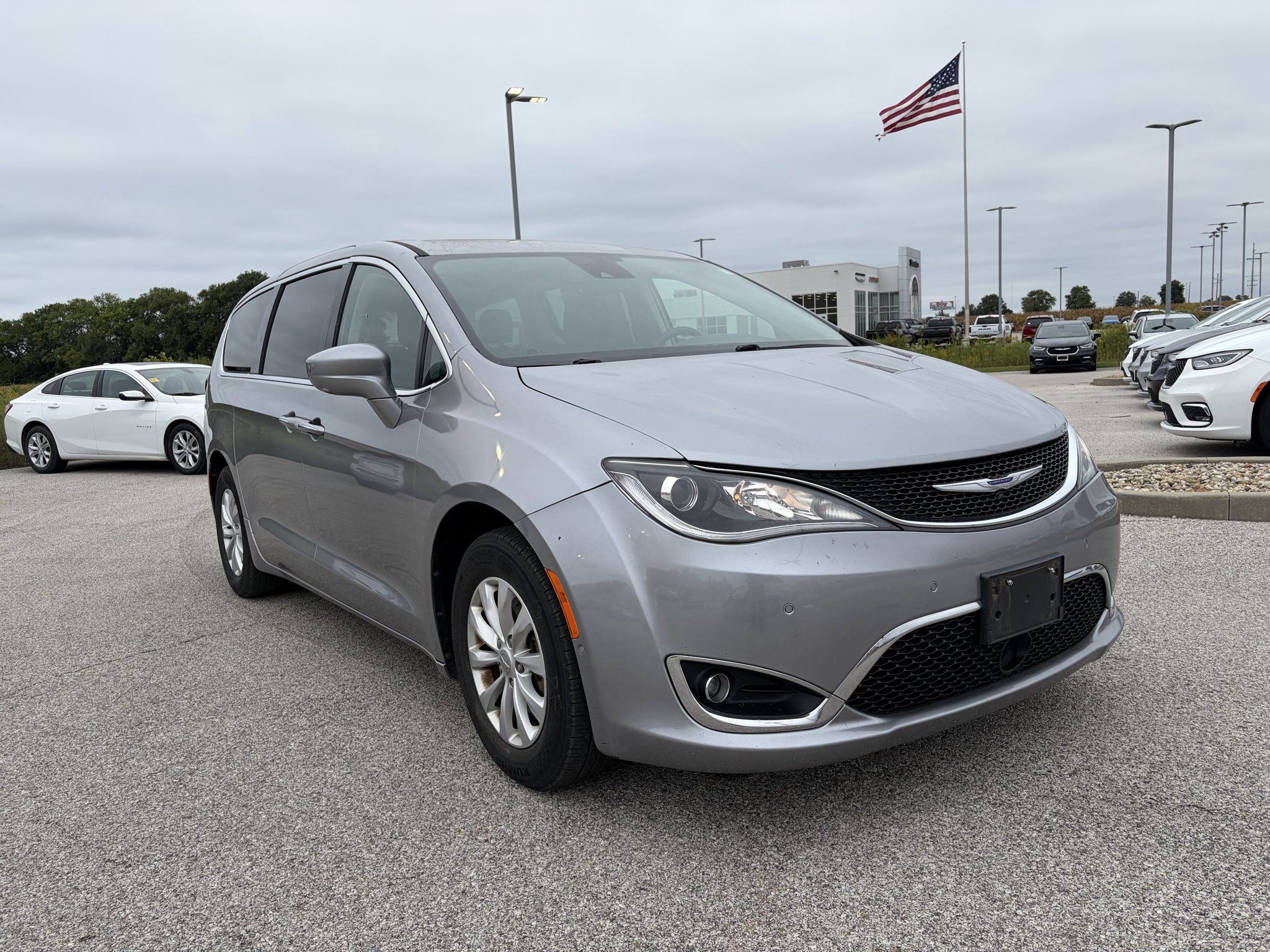Used 2019 Chrysler Pacifica Touring Plus w/ Advanced Safetytec Group FWD image 1