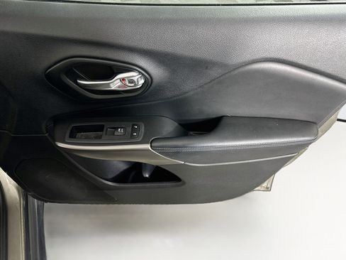 Used 2021 Jeep Cherokee Latitude FWD image 29