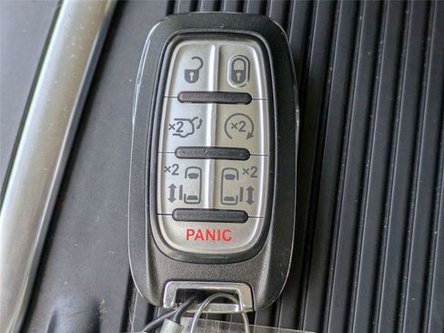 Used 2024 Chrysler Pacifica Touring-L image 32