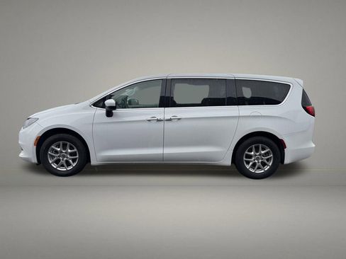 Used 2022 Chrysler Voyager LX FWD image 2
