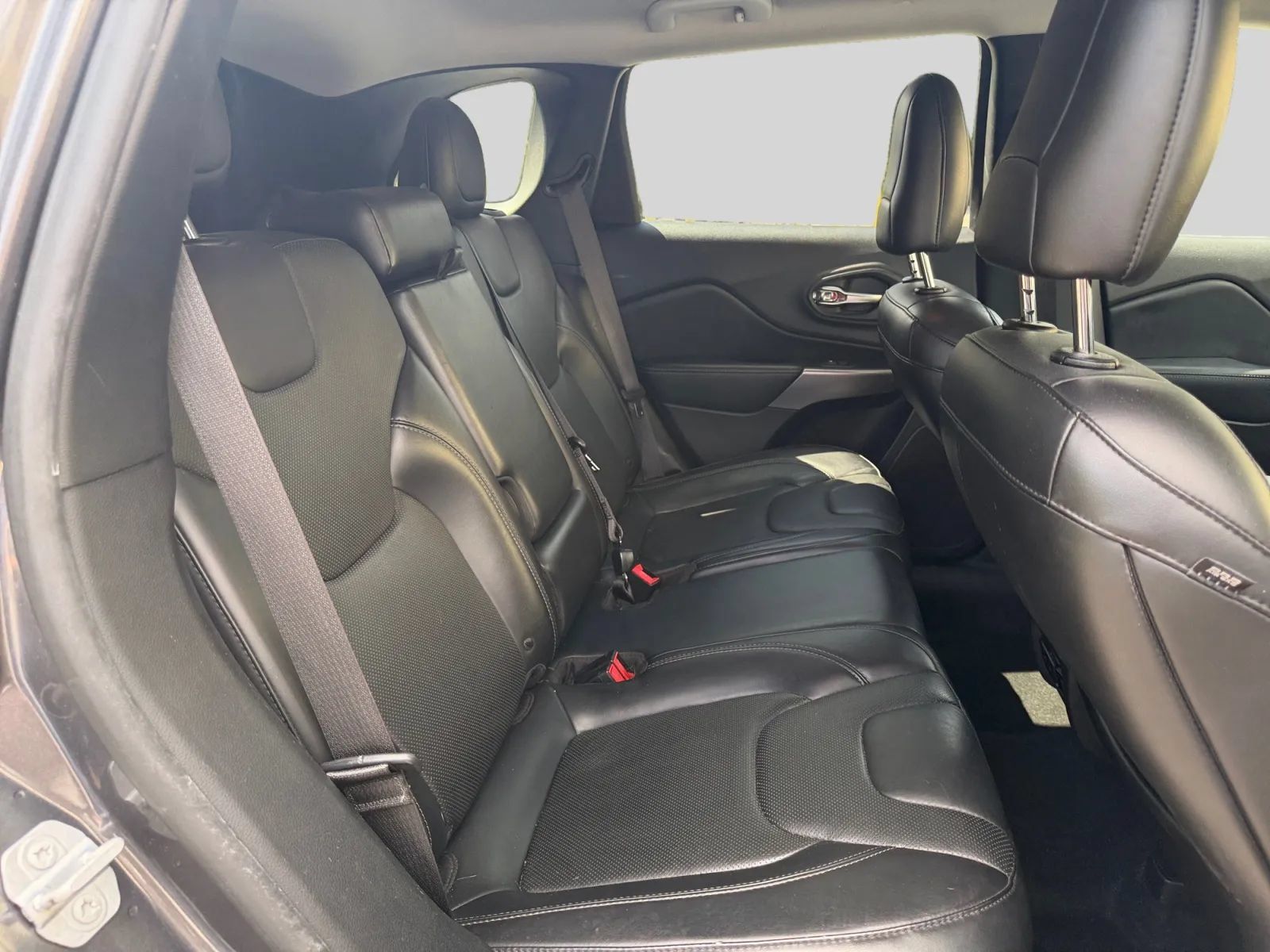 Used 2019 Jeep Cherokee Limited FWD image 18