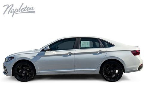 Used 2025 Volkswagen Jetta SE w/ Black Wheel Package FWD image 2
