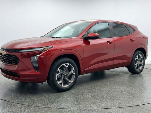 Used 2025 Chevrolet Trax LT FWD image 3
