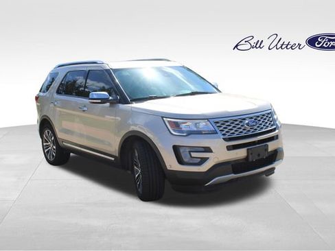 Used 2017 Ford Explorer Platinum AWD/4WD image 3