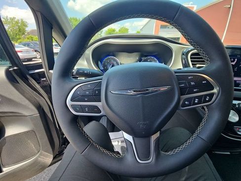 Used 2025 Chrysler Pacifica Select FWD image 35