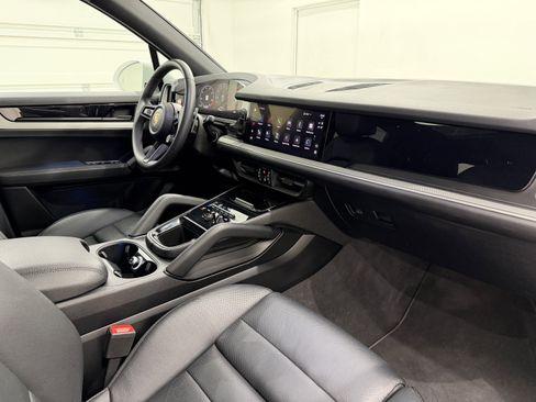 Certified 2025 Porsche Cayenne image 24