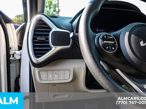 Used 2025 Kia Soul LX w/ LX Technology Package FWD image 25