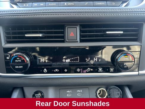 Used 2025 Nissan Rogue SV w/ SV Premium Package image 15